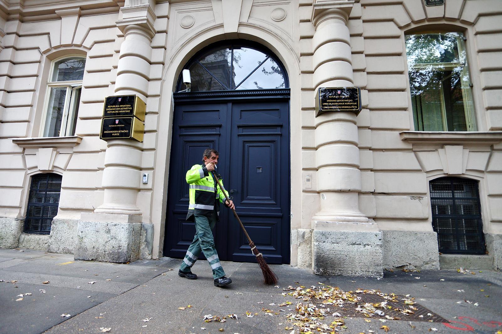 28.10.2013., Zagreb - Radnik Cistoce cisti lisce ispred zgrade Drzavnog odvjetnistva Republike Hrvatske u Gajevoj 30. rPhoto: Davor Puklavec/PIXSELL