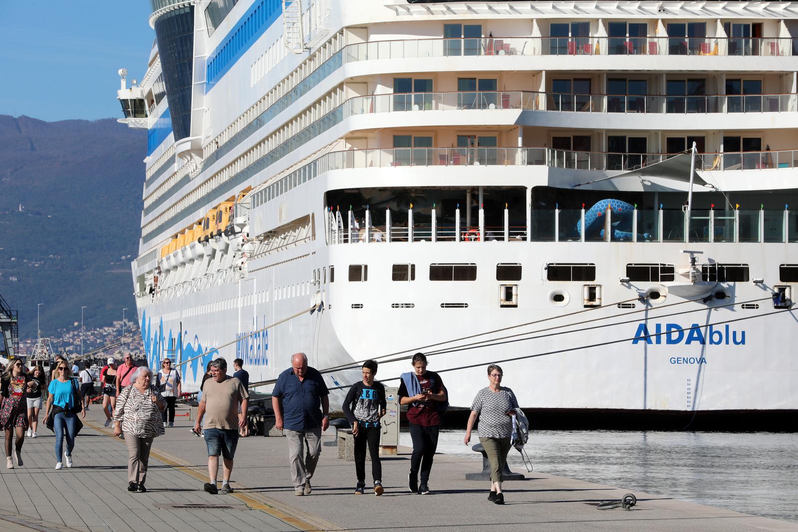 28.10.2022., Rijeka - Turisticki brod AIDAblu u rijeckoj luci privezan uz lukobran Mololongo. Turisti krecu u razgledavnje grada. Photo: Goran Kovacic/PIXSELL