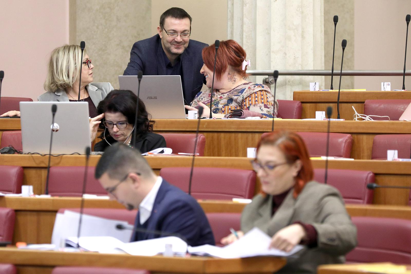 28.11.2022., Zagreb - Sabor 13. sjednicu nastavlja izlaganjem zastupnickih stajalista nakon kojih slijedi izjasnjavanje o podnesenim amandmanima. Buduci da je podneseno 435 amandmana ocekuje se da ce rasprava trajati 15 sati. Arsen Bauk Photo: Patrik Macek/PIXSELL