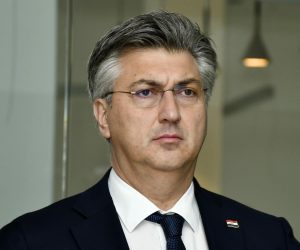 29.11.2022., Petrinja - Predsjednik Vlade Andrej Plenkovic posjet Petrinji zapoceo je obilaskom obiteljske kuce u izgradnji u Ulici Janka Stjepusina 29. Potom je obisao Veteranski centar Petrinja, a u vojarni "Pukovnika Predraga Matanovica" odrzao je radni sastanak s clanovima Vlade o tijeku obnove u potresom pogodjenoj Sisacko-moslavackoj zupaniji. Nakon sastanka uslijedilo je urucenje niza ugovora i sporazuma izmedju resornih ministarstava te tijela i ustanova Sisacko-moslavacke zupanije. Photo: Nikola Cutuk/PIXSELL