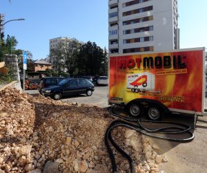 30.10.2015., Rijeka - Komunalno puduzece Energo obnavlja sustav distribucije toplinske energije od toplane do zgrada u naselju Vojak. Dok se ne promijene sve cijevi toplovoda naselje se koristi spojenim mobilnim kotlovnicama. rPhoto: Goran Kovacic/PIXSELL