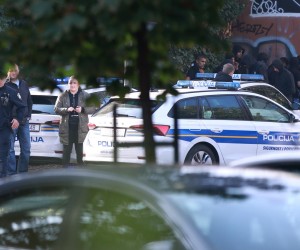 30.10.2022., Zagreb - Izidora Krsnjavog. U blizini stadiona u Krancevicevoj u tijeku je policijska intervencija i uhicenja te dolazak hitne pomoci radi tesko ozlijedjenog mladica nakon tucnjave navijackih skupina izmedju prije utakmice Lokomotive i Hajduka. Razbacane drvene i teleskopske palice duz cijele ulice pokazuju na veliki navijacki okrsaj. Photo: Pixsell/PIXSELL