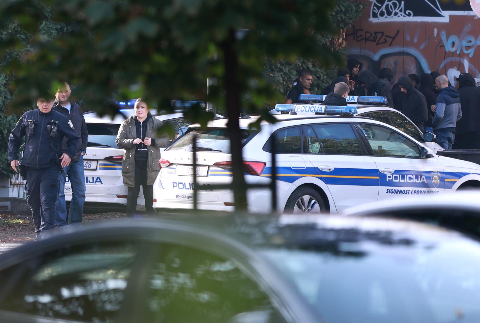 30.10.2022., Zagreb - Izidora Krsnjavog. U blizini stadiona u Krancevicevoj u tijeku je policijska intervencija i uhicenja te dolazak hitne pomoci radi tesko ozlijedjenog mladica nakon tucnjave navijackih skupina izmedju prije utakmice Lokomotive i Hajduka. Razbacane drvene i teleskopske palice duz cijele ulice pokazuju na veliki navijacki okrsaj. Photo: Pixsell/PIXSELL