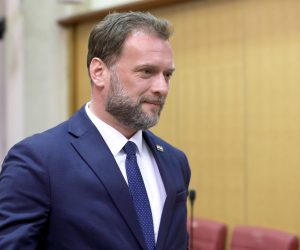30.11.2022., Zagreb - Sabor 13. sjednicu nastavlja raspravom o prijedlogu odluke o sudjelovanju Oruzanih snaga Republike Hrvatske u misiji Europske unije za vojnu pomoc za potporu Ukrajini „EU Military Assistance Mission - Ukraine“. Photo: Patrik Macek/PIXSELL