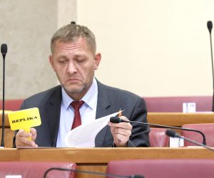 30.11.2022., Zagreb - Sabor 13. sjednicu nastavlja raspravom o prijedlogu odluke o sudjelovanju Oruzanih snaga Republike Hrvatske u misiji Europske unije za vojnu pomoc za potporu Ukrajini „EU Military Assistance Mission - Ukraine“. Photo: Patrik Macek/PIXSELL