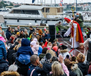 05.12.2021.., Pula - 
U Pulskoj sportskoj lucici Bunarina danas su mali pulezani docekali svetog Nikolu koji je stigao na policiskom brodu te uz popratni program i nezaobilaznog krampusa uveselio najmladje. Pixsell/Srecko Niketic