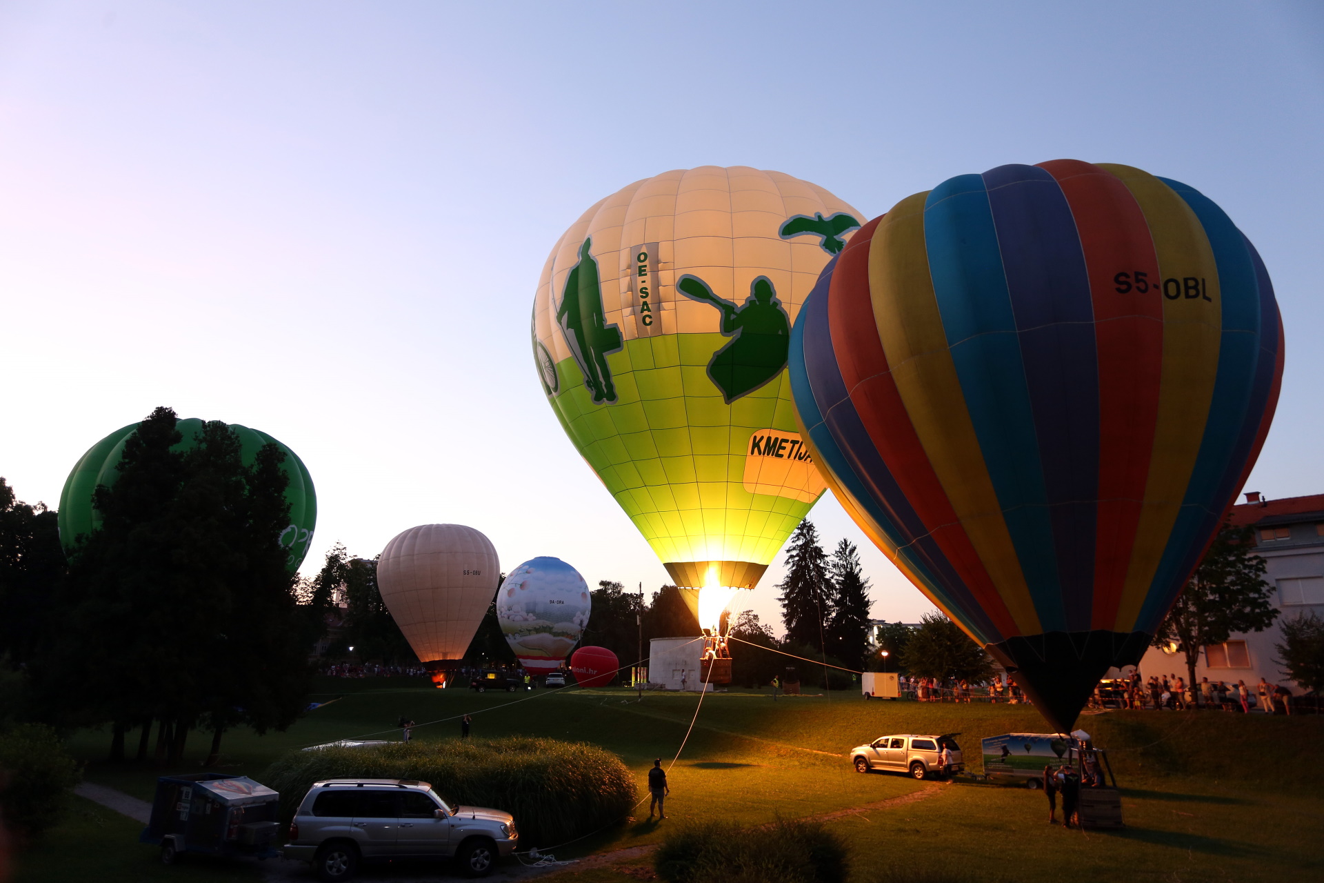 28.06.2019., Karlovac - U sklopu obiljezavanja proslave rodjendana Grada Karlovca, u sredistu grada odrzan je prvi Festival balona. Brojni Karlovcani mogli su pogledat unutrasnjost balona, iskusiti dizanje u balonu i uzivali u nocnoj iluminaciji balona. Photo: Kristina Stedul Fabac/PIXSELL