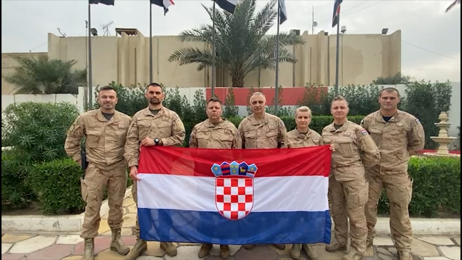 Pripadnici Hrvatske vojske, ministar Banožić i načelnik Glavnog stožera Robert Hranj poslali su poruku podrške Vatrenima | Foto: MORH