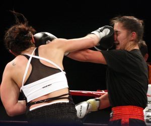 Split, 11.05.2008 - Veæeras je na splitskim Gripama odrana sportske priredba "Obraèun u Ringu 8" na kojem su nastupili borci iz hrvatske i inozemstva u 11 borbi. Na slici boksaèice Ivana Stupalo (L) iz Pit Bull Splita i Edita Lenik iz BiH u polusrednjoj kategoriji kickboxinga.
foto FaH/ Veljko MARTINOVIÆ