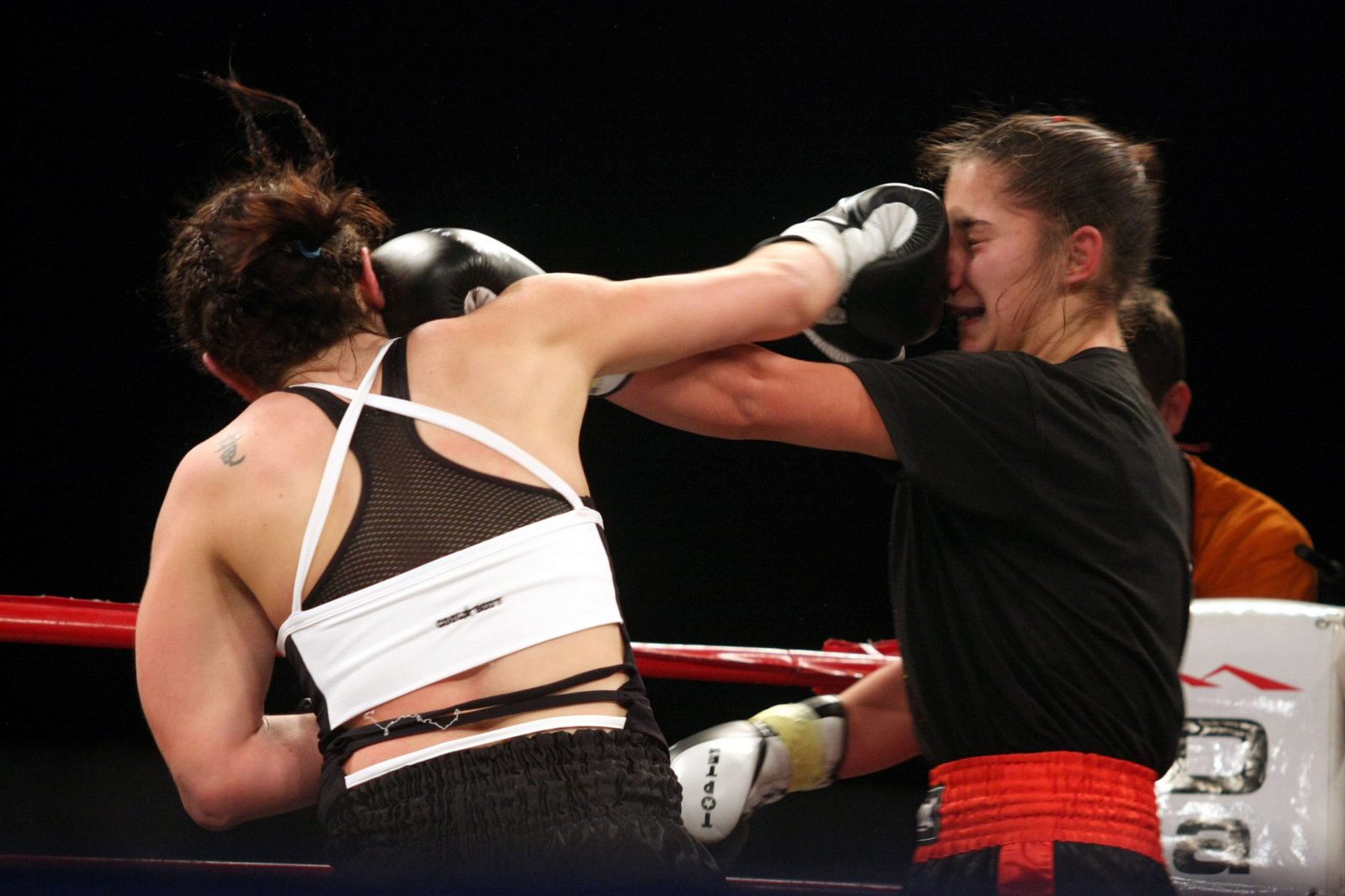 Split, 11.05.2008 - Veæeras je na splitskim Gripama odrana sportske priredba "Obraèun u Ringu 8" na kojem su nastupili borci iz hrvatske i inozemstva u 11 borbi. Na slici boksaèice Ivana Stupalo (L) iz Pit Bull Splita i Edita Lenik iz BiH u polusrednjoj kategoriji kickboxinga.
foto FaH/ Veljko MARTINOVIÆ