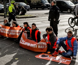 epa10292184 Letzte Generation (Last Generation) climate activists block a road with their hands glued to the asphalt in Berlin, Germany, 07 November 2022. Letzte Generation activists have been criticized by Germany’s Green Party after one of their recent protests disrupted traffic, which may have prevented emergency services from reaching in time a road accident victim who later died.  EPA/FILIP SINGER