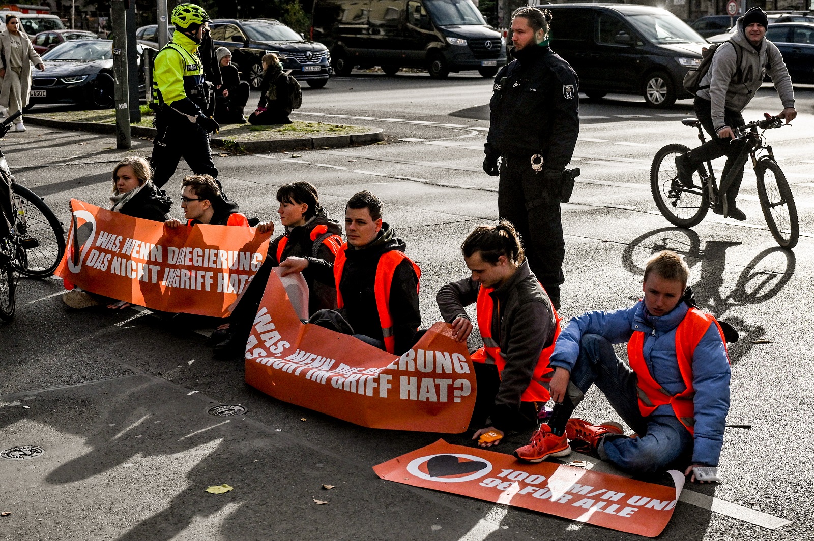 epa10292184 Letzte Generation (Last Generation) climate activists block a road with their hands glued to the asphalt in Berlin, Germany, 07 November 2022. Letzte Generation activists have been criticized by Germany’s Green Party after one of their recent protests disrupted traffic, which may have prevented emergency services from reaching in time a road accident victim who later died.  EPA/FILIP SINGER