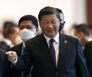 epa10312160 Chinese President Xi Jinping (R) chats with Indonesian President Joko Widodo (L) after the 29th APEC Economic Leaders' Meeting (AELM) during the APEC 2022 in Bangkok, Thailand, 18 November 2022. Thailand hosts the Asia-Pacific Economic Cooperation or APEC 2022, the summit for economic cooperation comprising 21 leading member economies to promote free trade in the Asia-Pacific region.  EPA/RUNGROJ YONGRIT / POOL