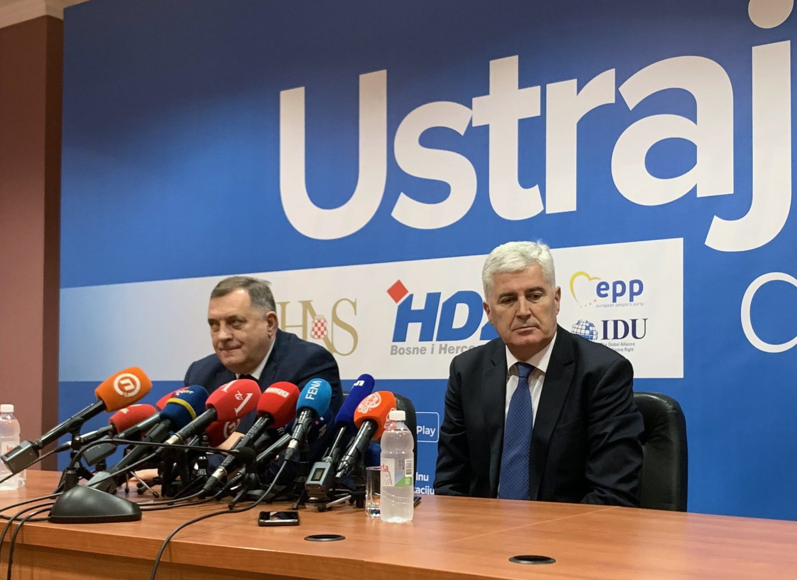Mostar, 19.11.2022.- Predsjednici HDZ-a BiH i SNSD-a Dragan Èoviæ i Milorad Dodik potvrdili su da dvije stranke ele zajedno biti partneri te da im je cilj brzo uspostaviti vlast s bonjaèkim strankama koje imaju veæinsku potporu toga naroda po rezultatima nedavno odranih izbora. 
foto HINA/ Zoran Kreiæ/ ua