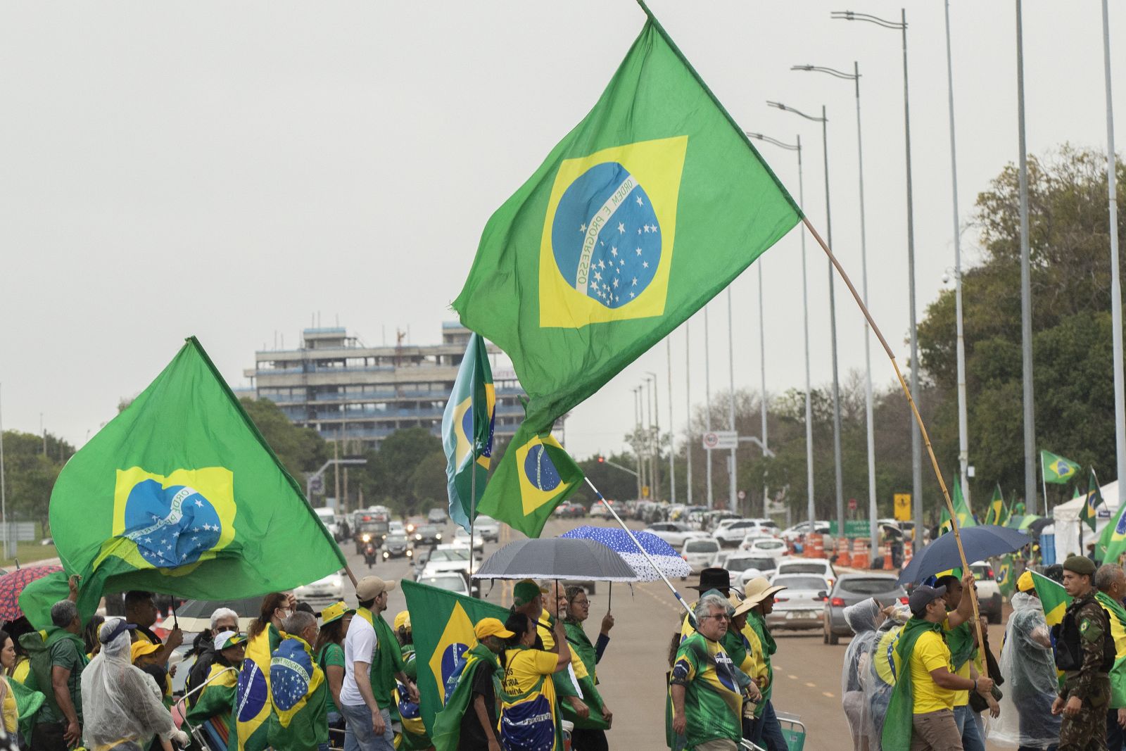 epa10326443 Supporters of the President of Brazil Jair Bolsonaro, 24 days after the victory of the candidate of the Workers' Party (PT) Luiz Inacio Lula da Silva in the elections remain camped, in front of the Army Headquarters in Brasilia, Brazil, 24 November 2022.  EPA/JOEDSON ALVES