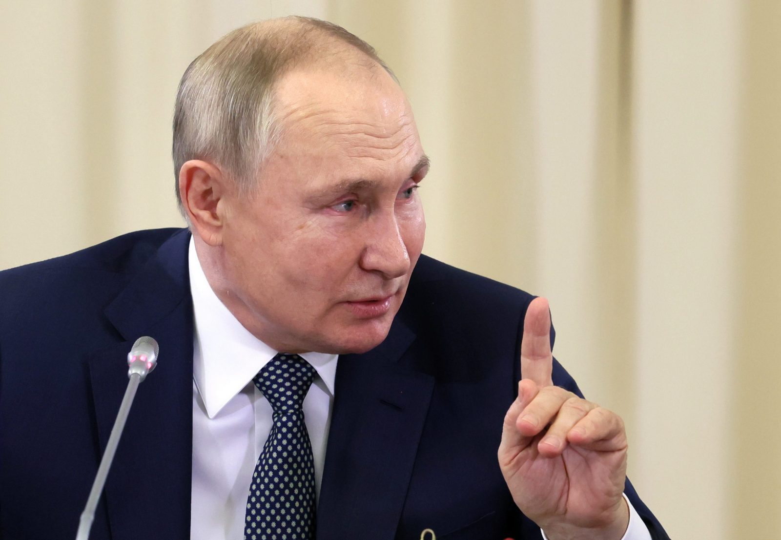 epa10327408 Russian President Vladimir Putin meets with mothers of Russia's servicemen participating in the special military operation in Ukraine, at the Novo-Ogaryovo state residence, outside Moscow, Russia, 25 November 2022.  EPA/MIKHAIL METZEL / KREMLIN POOL / SPUTNIK / POOL MANDATORY CREDIT