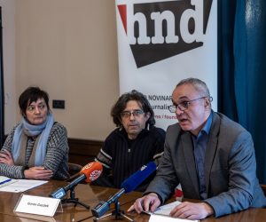 Zagreb, 26.11.2022 - Predstavnici Hrvatskog novinarskog društva (HND) na konferenciji za novinare govorili su o praksi da su suci česti tužitelji u postupcima protiv novinara i medija, te se novinarima nerijetko dosuđuju visoki odštetni zahtjevi. Povod je najnovija  presuda Županijskog suda u Zagrebu, po kojoj novinarka Davorka Blažević mora platiti odštetu od 40.000 kuna sutkinji Vrhovnog suda Senki Klarić Baranović zbog "povrede časti i ugleda". Na konferenciji za novinare sudjelovali su predsjednik HND-a Hrvoje Zovko (D), potpredsjednik Goran Gazdek (S) i glavna tajnica HND-a Melisa Skender (L).
Foto Hina/ Dario GRZELJ/ dag