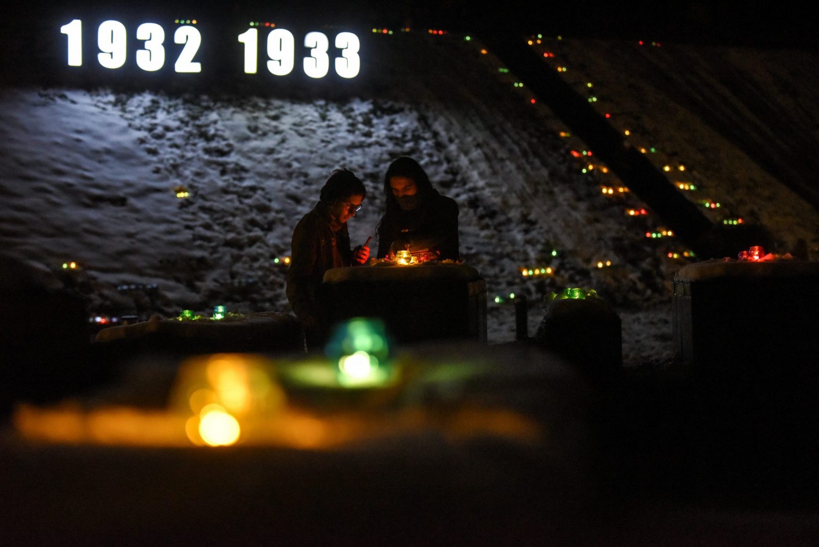 epa10330798 People light candles at the National Museum of the Holodomor Genocide complex in Kyiv, Ukraine, 26 November 2022. The victims of the Holodomor, Ukrainian for 'death by starvation,' are traditionally commemorated in Ukraine on the last Saturday of November. The Holodomor or the Great Famine, was a man-made famine in Soviet Ukraine from 1932 to 1933 that killed millions of Ukrainians.  EPA/OLEG PETRASYUK