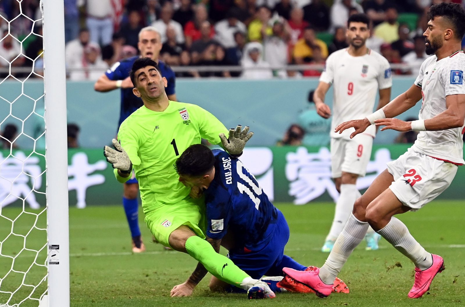 epa10337167 Christian Pulisic of the USA (C) collides with goalkeeper Alireza Beiranvand of Iran as he scores the 1-0 during the FIFA World Cup 2022 group B soccer match between Iran and the USA at Al Thumama Stadium in Doha, Qatar, 29 November 2022.  EPA/Neil Hall