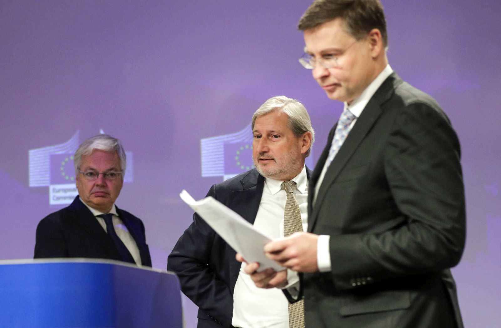 epaselect epa10338441 European Commission Executive Vice-President Valdis Dombrovskis (C), European Commissioner for Justice Didier Reynders (L)  EU Commissioner for Budget Johannes Hahn (R), during a press conference on Hungary's recovery and resilience plan and on the application of the Rule of Law conditionality regulation following EU commission weekly college meeting, in Brussels, Belgium, 30 November 2022.  EPA/OLIVIER HOSLET