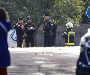 epa10338797 National Police agents are seen at the entrance to the Ukrainian Embassy in Madrid, Spain, 30 November 2022. An employee of the Ukrainian Embassy was taken to hospital after he resulted slightly injured after a letter bomb sent to him exploded. According to the police the envelope contained a handmade explosive.  EPA/Chema Moya ATTENTION EDITORS: FACES PIXELATED AT SOURCE.