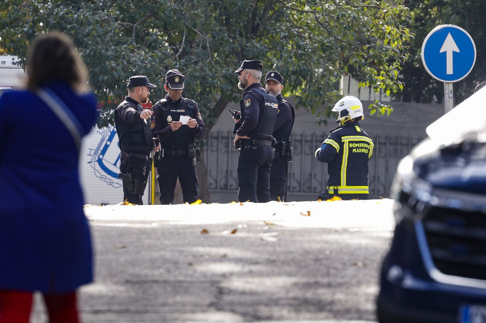 epa10338797 National Police agents are seen at the entrance to the Ukrainian Embassy in Madrid, Spain, 30 November 2022. An employee of the Ukrainian Embassy was taken to hospital after he resulted slightly injured after a letter bomb sent to him exploded. According to the police the envelope contained a handmade explosive.  EPA/Chema Moya ATTENTION EDITORS: FACES PIXELATED AT SOURCE.