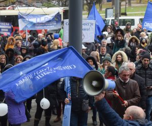 Beograd, 30.11.2022. - Prosvjedom "Za dostojanstvo profesije" prosvjetni djelatnici u srijedu su u sreditu Beograda zatraili da drava reagira na uèestalo nasilje u kolama, nakon to su u manje od dva tjedna zabiljeeni ozbiljni incidenti. S prosvjeda koji su organizirali Sindikat obrazovanja Srbije i Sindikat radnika u prosvjeti Srbije nakon sluèajeva nasilja uèenika nad nastavnicima zatraena je izmjena zakonske regulative radi bolje zatite zaposlenika u kolama, uz zahtjev za poveæanje plaæa od 25 posto. 
foto HINA/ TANJUG/ MILO MILIVOJEVIÆ/ ua