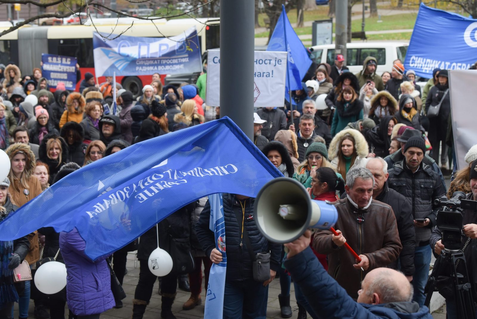 Beograd, 30.11.2022. - Prosvjedom "Za dostojanstvo profesije" prosvjetni djelatnici u srijedu su u sreditu Beograda zatraili da drava reagira na uèestalo nasilje u kolama, nakon to su u manje od dva tjedna zabiljeeni ozbiljni incidenti. S prosvjeda koji su organizirali Sindikat obrazovanja Srbije i Sindikat radnika u prosvjeti Srbije nakon sluèajeva nasilja uèenika nad nastavnicima zatraena je izmjena zakonske regulative radi bolje zatite zaposlenika u kolama, uz zahtjev za poveæanje plaæa od 25 posto. 
foto HINA/ TANJUG/ MILO MILIVOJEVIÆ/ ua