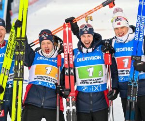 epa10341083 Team Norway celebrates in the finish area after winning the the men's 4x7.5km Relay race of the IBU Biathlon World Cup in Kontiolahti, Finland, 01 December 2022.  EPA/KIMMO BRANDT