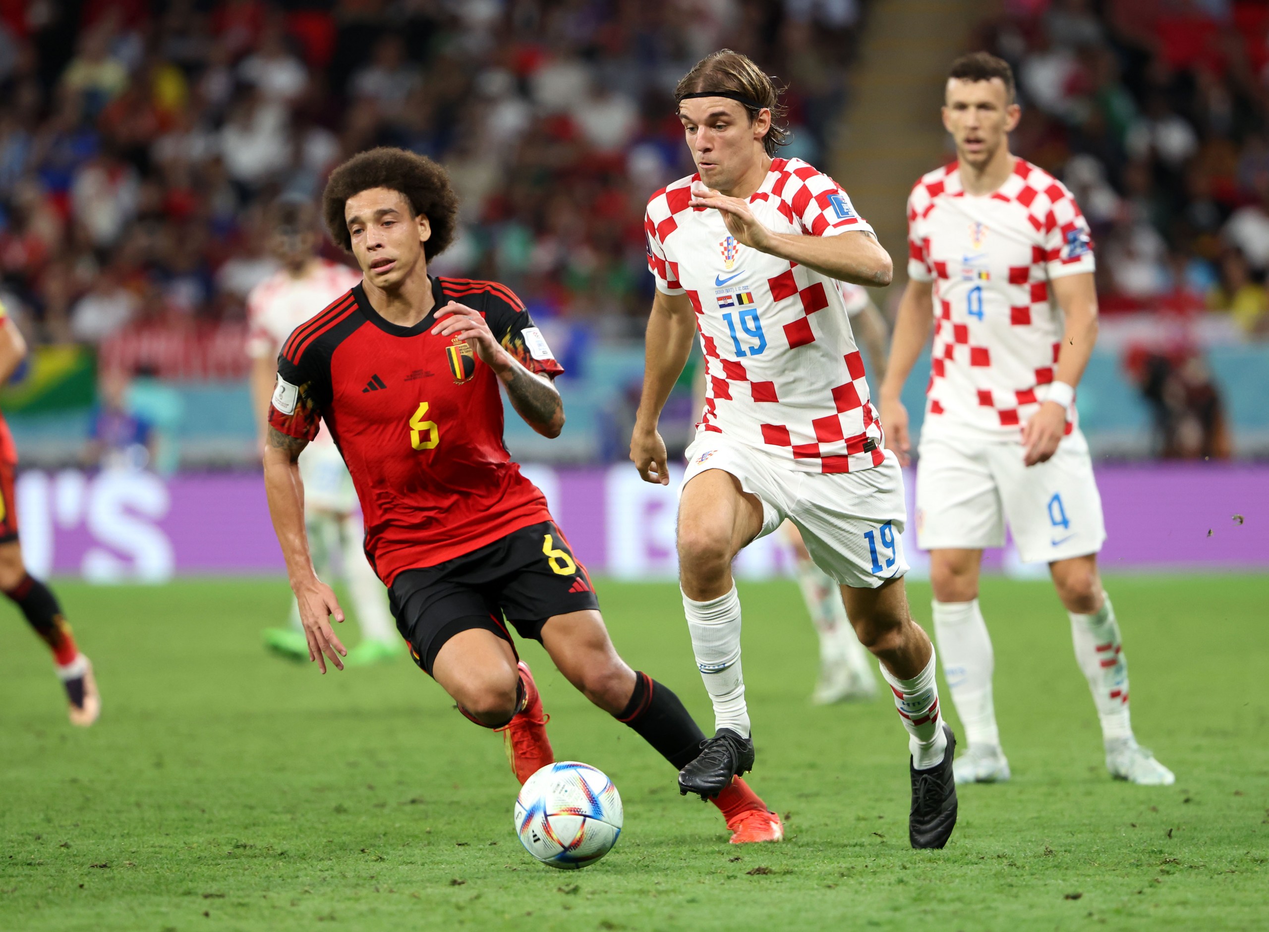 Qatar, 01.12.2022. - Utakmica 3. kola F skupine SP-a Katar 2022 Hrvatska - Belgija na stadionu Ahmad bin Ali. Na slici Axel Witsel, Borna Sosa. foto HINA/ Damir SENČAR/ dk