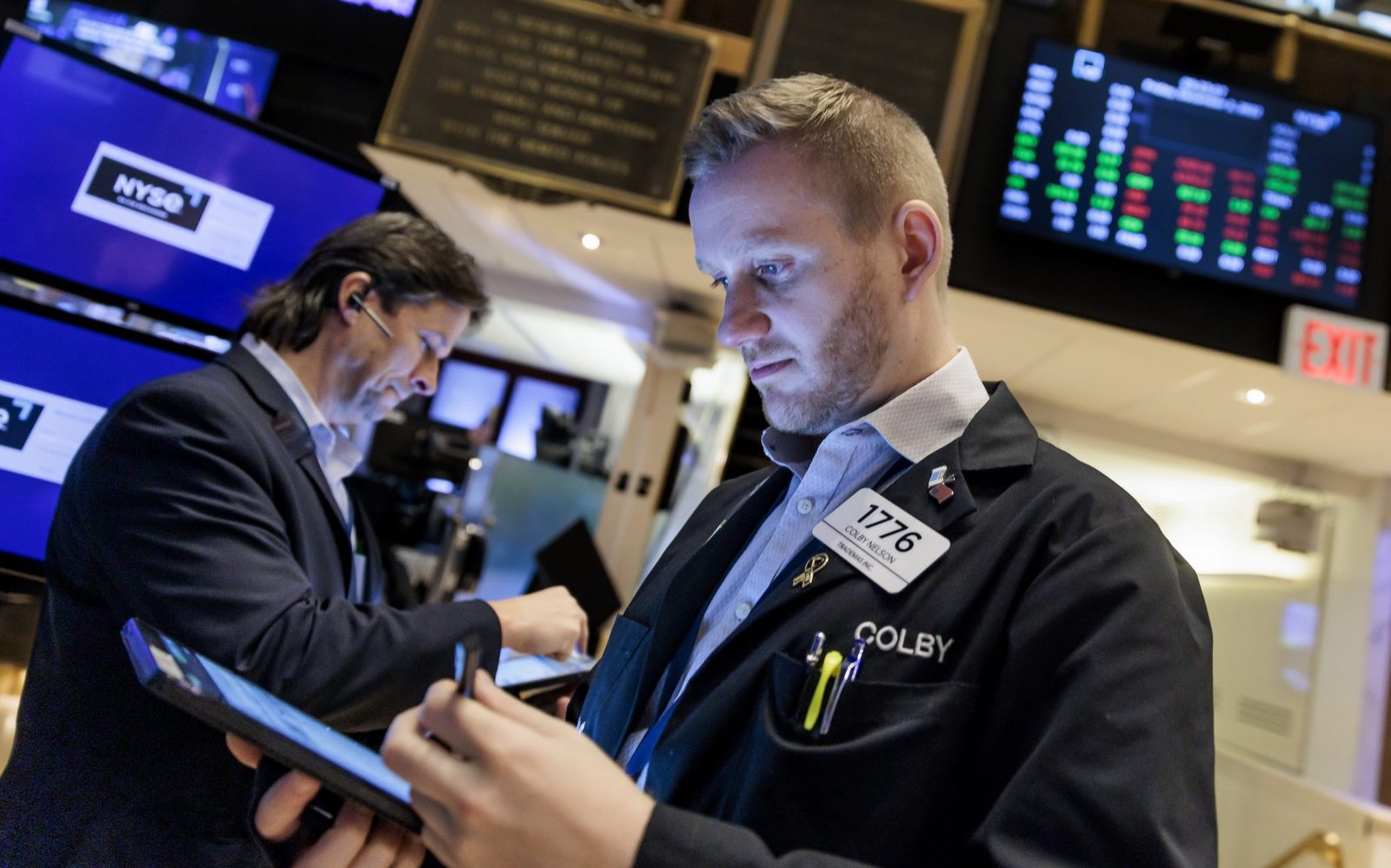 epa10344306 Traders work on the floor of the New York Stock Exchange in New York, New York, USA, 02 December 2022. The Dow Jones industrial average was down over 200 points in early trading as investors reacted to the US government’s monthly job report.  EPA/JUSTIN LANE