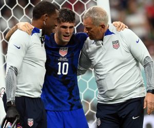 epa10337196 Christian Pulisic of the USA (C) gets assistance after colliding with goalkeeper Alireza Beiranvand of Iran as he scored the 1-0 during the FIFA World Cup 2022 group B soccer match between Iran and the USA at Al Thumama Stadium in Doha, Qatar, 29 November 2022.  EPA/Neil Hall