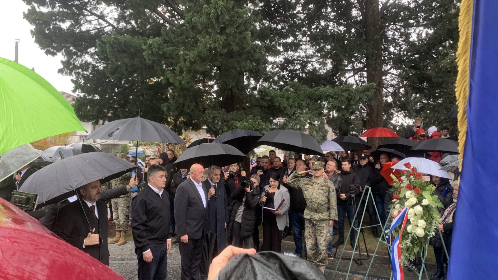 Èitluk, 3.12.2022.- Predsjednik Republike Zoran Milanoviæ odao je poèast poginulim braniteljima i priznanje postrojbi posebnih namjena Gavran 2 za osobite zasluge njezinih pripadnika u Domovinskom ratu. Milanoviæ je poloio vijenac i zapalio svijeæu ispred Spomen kria poginulim braniteljima u Èitluku. 
foto HINA/ Zoran Kreiæ/ ua