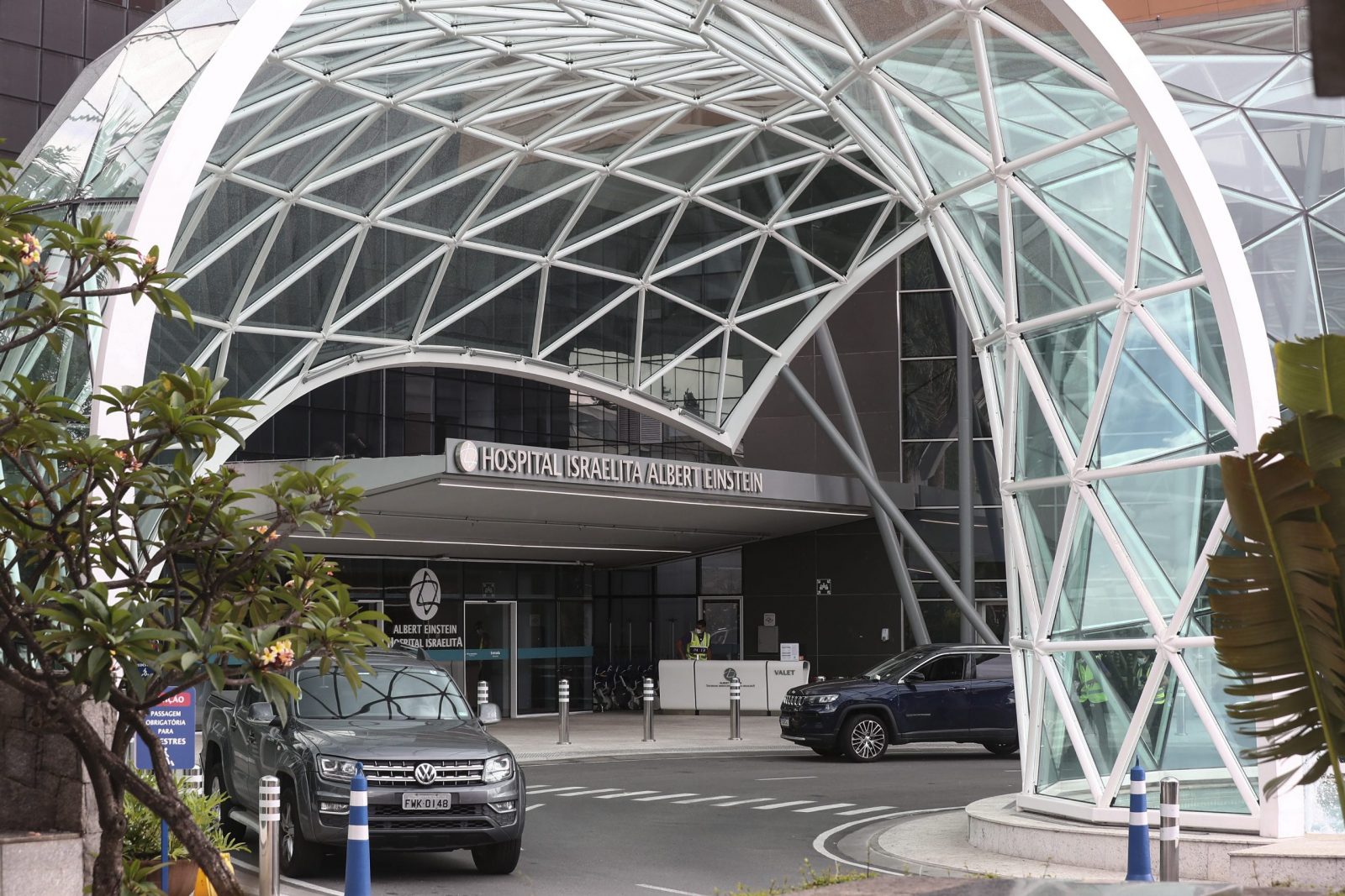 epa10346801 A general view of the Albert Einstein hospital entrance, where Brazilian soccer legend Pele is hospitalized, in Sao Paulo, Brazil, 03 December 2022. According to Pele's relatives, the current hospitalization is rutinary in his ongoing treatment against cancer. The Brazilian football legend, 82, was taken into hospital on 29 November.  EPA/SEBASTIAO MOREIRA