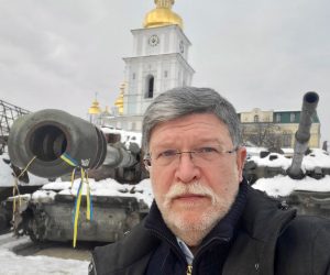 Kijev, 4.12.2022.- Hrvatski zastupnik u Europskom parlamentu Tonino Picula posjetio je ukrajinski glavni grad Kijev u petak 2. prosinca 2022. godine u sastavu zajednièkog izaslanstva Odbora za vanjsku politiku (AFET) i Pododbora za sigurnost i obranu (SEDE). 
foto HINA/ Ured Tonina Picule/ ua