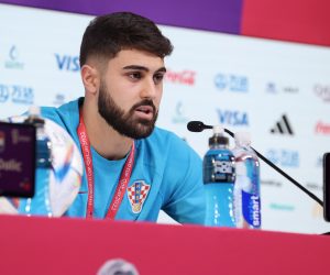 Doha, 04.12.2022 - Službena tiskovna konferencija Hrvatske nogometne repezentacije u Qatar National Convention Centru u Dohi pred sutrašnju utakmicu osmine finala protiv Japana. Na slici Joško Gvardiol.
foto HINA/ Damir SENČAR/ ds