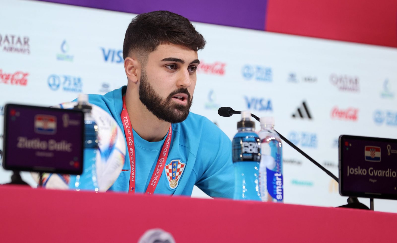 Doha, 04.12.2022 - Službena tiskovna konferencija Hrvatske nogometne repezentacije u Qatar National Convention Centru u Dohi pred sutrašnju utakmicu osmine finala protiv Japana. Na slici Joško Gvardiol.
foto HINA/ Damir SENČAR/ ds
