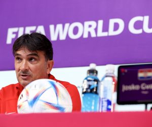 Doha, 04.12.2022 - Službena tiskovna konferencija Hrvatske nogometne repezentacije u Qatar National Convention Centru u Dohi pred sutrašnju utakmicu osmine finala protiv Japana. Na slici izbornik Zlatko Dalić.
foto HINA/ Damir SENČAR/ ds