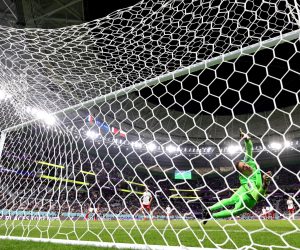 epa10348272 Goalkeeper Wojciech Szczesny of Poland is beaten as France score their second goal during the FIFA World Cup 2022 round of 16 soccer match between France and Poland at Al Thumama Stadium in Doha, Qatar, 04 December 2022.  EPA/Friedemann Vogel
