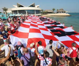 Doha, 05.12.2022 - Velika hrvatska zastava po treći puta ispred hotela Hilton u Dohi gdje su smješteni hrvatski nogometaši, na dan u takmice osmine finala Svjetskog nogometnog prvenstva između Hrvatske i Japana. .
foto HINA/ Damir SENČAR/ ds