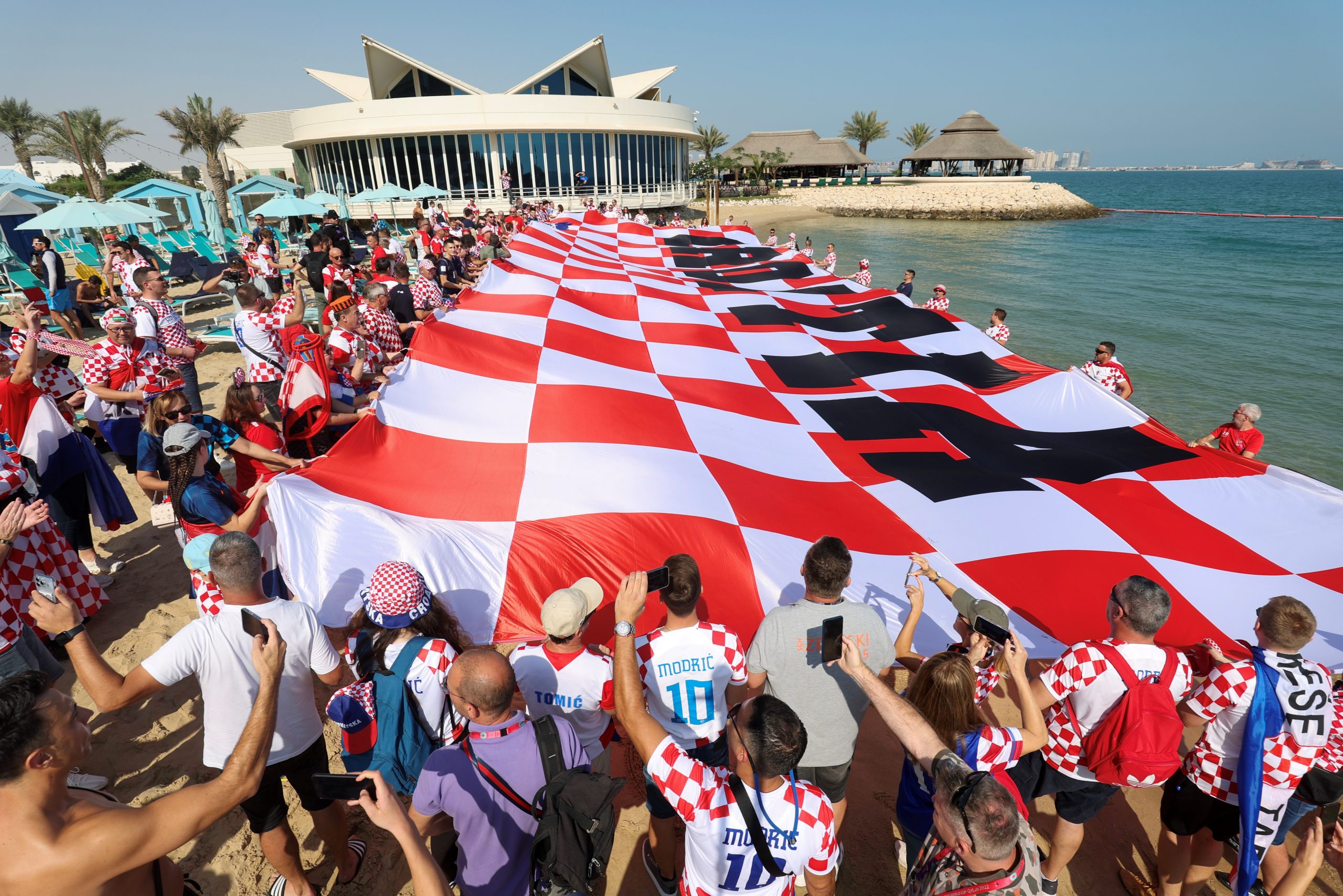 Doha, 05.12.2022 - Velika hrvatska zastava po treći puta ispred hotela Hilton u Dohi gdje su smješteni hrvatski nogometaši, na dan u takmice osmine finala Svjetskog nogometnog prvenstva između Hrvatske i Japana. .
foto HINA/ Damir SENČAR/ ds