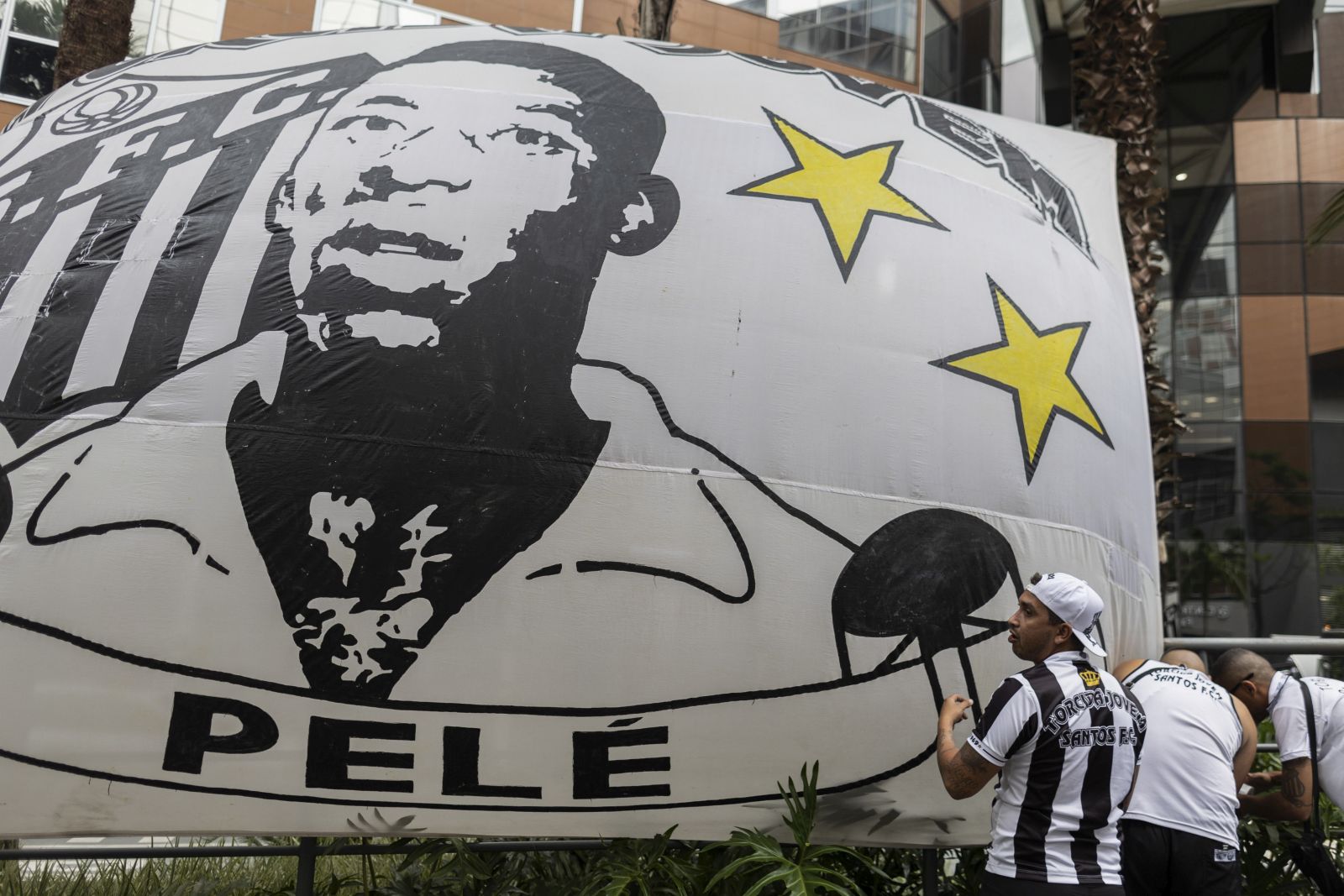 epa10348378 Soccer fans participate in a vigil waiting for the recovery of Brazilian former soccer player Pele, in front of Albert Einstein Hospital in Sao Paulo, Brazil, 04 December 2022. The Brazilian football legend, 82, was taken into hospital on 29 November.  EPA/ISAAC FONTANA