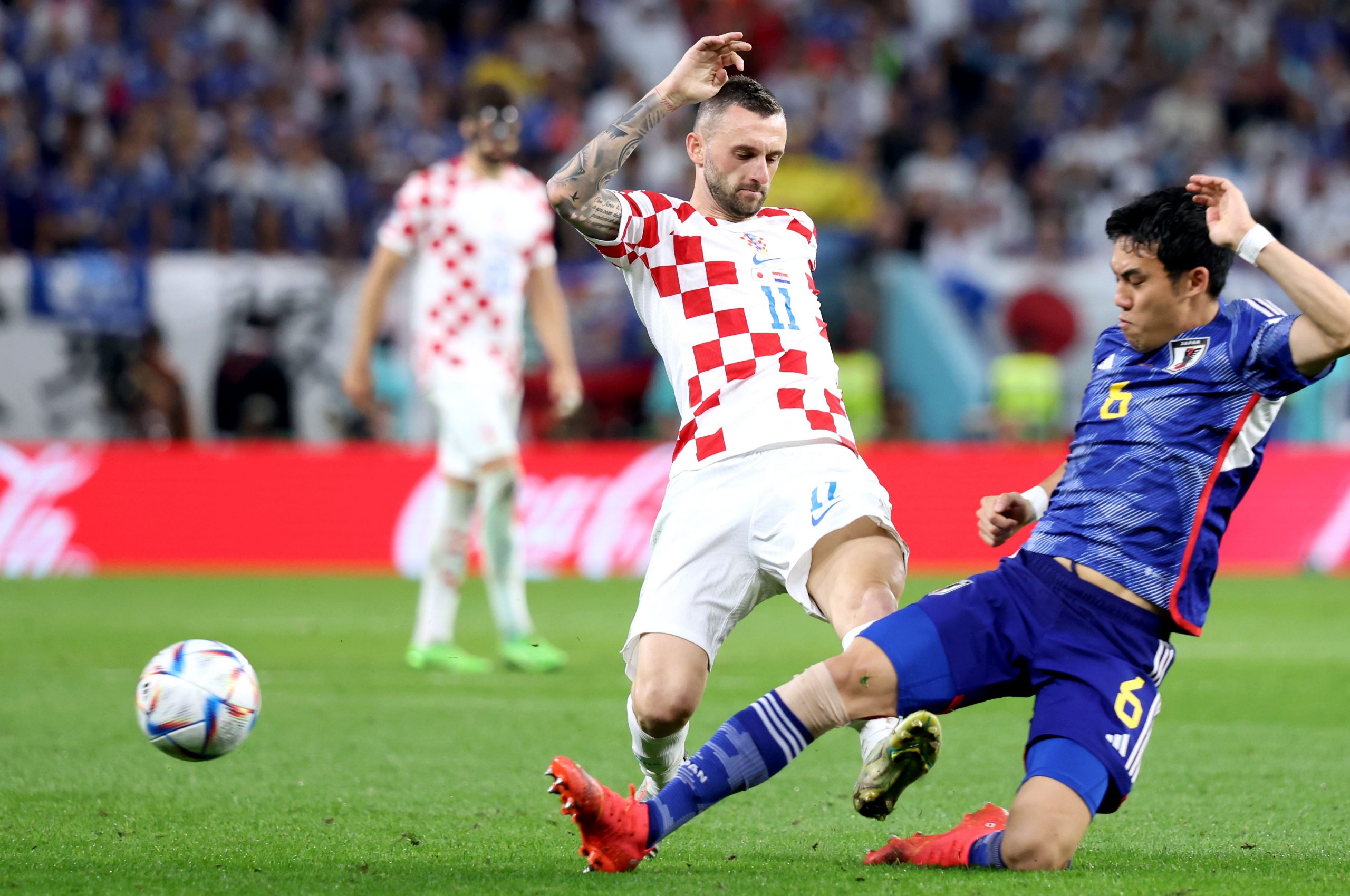 Al Wakrah, 05.12.2022. - Utakmica osmine finala Svjetskog nogometnog prvenstva Japan - Hrvatska na stadionu Al Janoub. Na fotografiji Marcelo Brozović, Wataru Endo. foto HINA/ Damir SENČAR/ dk