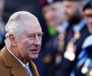 epa10351938 Britain's King Charles III (L) arrives at Luton Town Council, in Luton, Britain, 06 December 2022. King Charles III met community leaders and members of The Ghana Society, the Royal British Legion and the Luton Town football academy.  EPA/ANDREW BOYERS / POOL  MAXPPP OUT