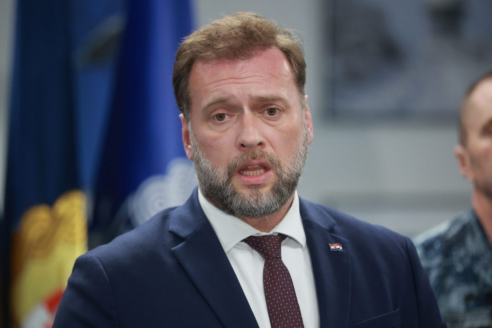 Zagreb, 06.12.2022. - U vojarni "pk Marko Živković" na Plesu održala se konferencija za medije povodom pada aviona HRZ-a MiG-21. Konferenciji za medije nazočili su ministar obrane Mario Banožić, načelnik Glavnog stožera OSRH admiral Robert Hranj i zapovjednik Hrvatskog ratnog zrakoplovstva brigadni general Michael Križanec. Na fotografiji Mario Banožić. foto HINA/ Dario GRZELJ/ ml
