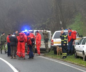 Voæin, 7.12.2022.- U tijeku je istraga pada aviona Hrvatskog ratnog zrakoplovstva MIG-21, koji se sruio tijekom planske obuène aktivnosti u utorak, 6. prosinca kod Slatine u Virovitièko- podravskoj upaniji. Na terenu su iz nadlenog Dravnog odvjetnitva, pripadnici Vojne policije, èlanovi Povjerenstva za istraivanje zrakoplovnih nesreæa i policijski slubenici Ministarstva unutarnjih poslova. foto HINA/ Marko MRKONJIÆ/ lsd