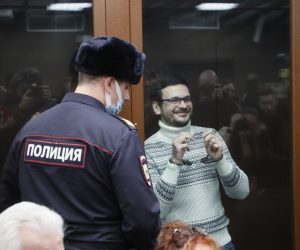 epa10356385 Russian opposition leader, former Moscow's municipal deputy Ilya Yashin (R) stands inside a defendant's cage prior to a verdict hearing at the Meshchansky district court in Moscow, Russia, 09 December 2022. The prosecution requested nine years in prison for Ilya Yashin for spreading 'fake information' about the Russian army.  EPA/YURI KOCHETKOV / POOL