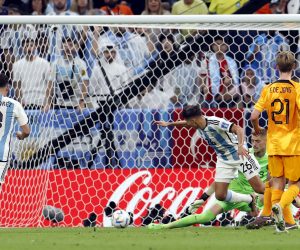 epa10357922 Nahuel Molina (CR) of Argentina scores the 1-0 during the FIFA World Cup 2022 quarter final soccer match between the Netherlands and Argentina at Lusail Stadium in Lusail, Qatar, 09 December 2022.  EPA/Rungroj Yongrit