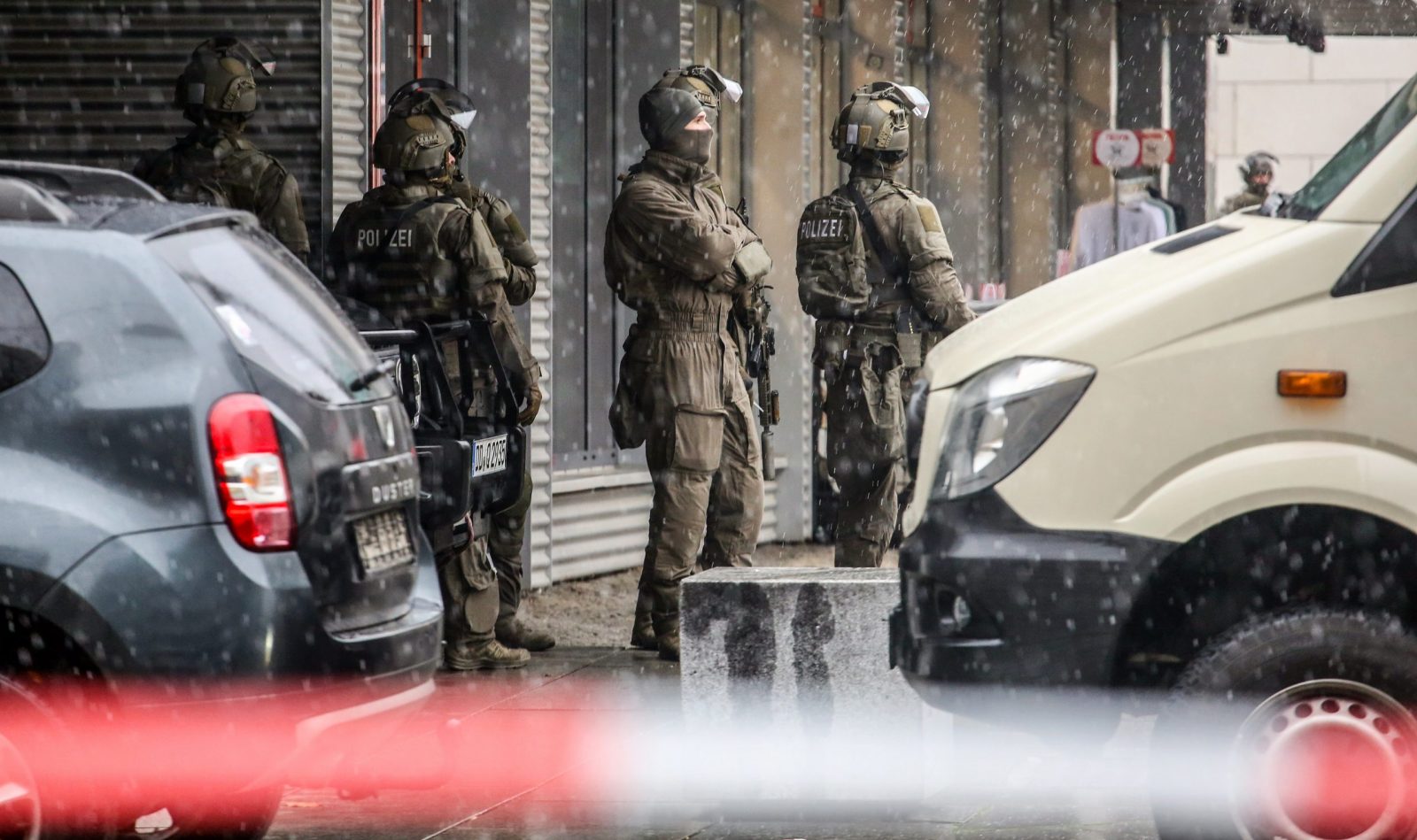 epa10358772 Members of a special police task force unit secure the area near a shopping center in Dresden, Germany, 10 December 2022. Police announced on its social media that a hostage situation in the eastern German city of Dresden was over and that two people were released 'unharmed', after evacuating a shopping mall and its surroundings in the city center.  EPA/MATTHIAS SCHUMANN