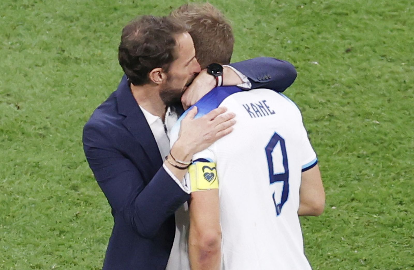 epa10360396 Head coach Gareth Southgate of England
consoles his player Harry Kane (R) after the FIFA World Cup 2022 quarter final soccer match between England and France at Al Bayt Stadium in Al Khor, Qatar, 10 December 2022.  EPA/Rungroj Yongrit